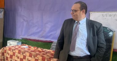 رئيس لجنة بالفيوم يمنع توجيه ناخبة داخل اللجنة