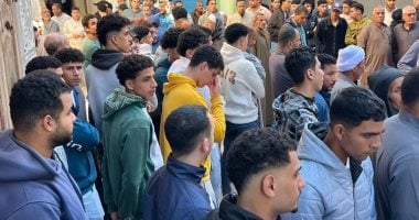 أهالي شبرا بدين يتسلمون جثمان أب وابنه ضحايا حريق المنصورة   