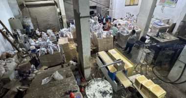 ضبط مصنع بسكويت غير مرخص داخل مخزن ملوث بالحوامدية.. صور