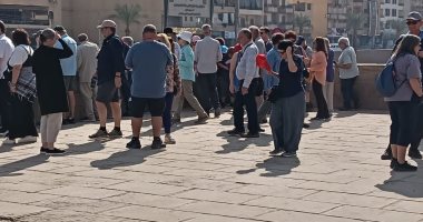 مكتبة مصر بالأقصر تستقبل وفودا سياحية للاستمتاع بعرض الكالتشوراما.. صور