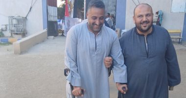 برجل مكسورة وعكاز.. شاب يدلى بصوته فى انتخابات مجلس النواب بقنا