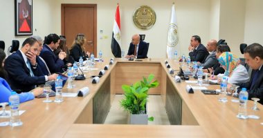 وفد غرفة التجارة الأمريكية يشيد بتحسين المؤشرات التعليمية