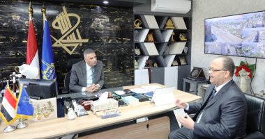 محافظ أسوان يجتمع بمدير فرع التأمين الصحى الشامل لمناقشة التحديات