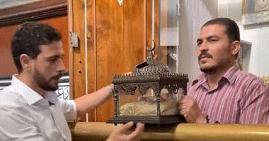 أثر نادر.. قطعة من قميص النبى محمد ﷺ فى مسجد الحسين (فيديو)