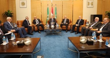 المستشار محمد الشناوي يشهد اجتماع المجلس الاستشاري لكلية القانون