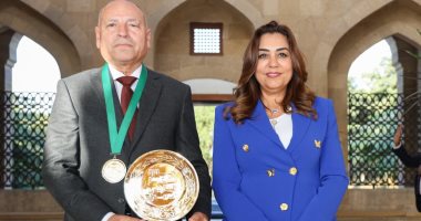 وزيرة التنمية المحلية تهنئ محافظ القاهرة لفوزه بجائزة أفضل محافظ عربي