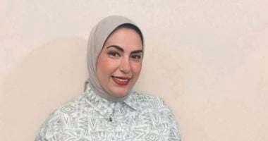 منى.. فتاة من كفر الشيخ تترك المحاماة وتحترف المشغولات اليديوية.. صور