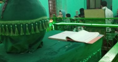 مدد يا رب.. هنا يرقد العارف بالله عطية أبو الريش أشهر الأولياء بالبحيرة.. يمتد نسبه إلى الإمام الحسن حفيد الرسول.. ولقب بـ«أبو الريش» لاتخاذه ريش الطيور فراشا.. والآلاف يتوافدون على مسجده فى ذكرى مولده.. صور