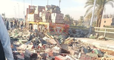 انقلاب تريلا محملة بالسيراميك أعلى كوبرى الواسطى فى أسيوط دون إصابات