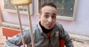 بالعكاز.. شاب من سوهاج يدلى بصوته فى انتخابات النواب: حضرت حبا فى مصر