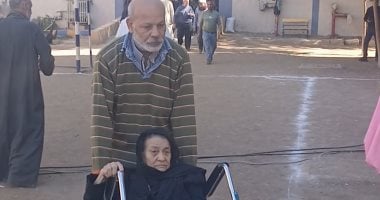 على كرسي متحرك.. عجوز 84 عاما تدلى بصوتها فى انتخابات النواب بقنا..فيديو