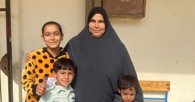 الأمهات يصطحبن أطفالهن أمام اللجان الانتخابية بالفيوم  