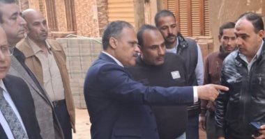 محافظ الشرقية يتفقد أعمال تركيب الإنترلوك فى شوارع منيا القمح