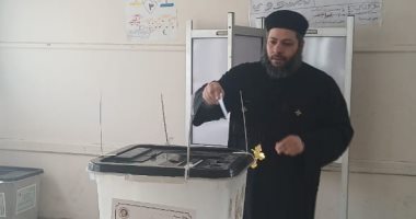 كاهن كنيسة إمبابة يدلى بصوته ويؤكد: واجب وطنى.. صور