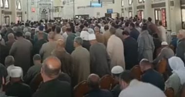 المئات يصلون صلاة الجنازة على الحاجة سبيلة بالدقهلية .. فيديو