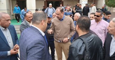 محافظ سوهاج يلتقى المواطنين عقب صلاة الجمعة ويستمع إلى مطالبهم