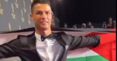 كريستيانو رونالدو يحمل علم فلسطين في احتفالية عالمية.. حقيقة ولا AI؟