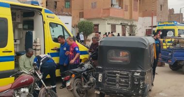 إصابة سائقين وسيدة بتصادم توك توك وتروسيكل على طريق شارع البحر بمدينة إسنا.. صور