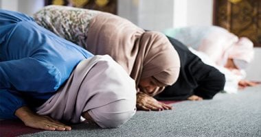 تفسير حلم سماع الآذان والصلاة.. بشرى بالحج وزوال الهموم