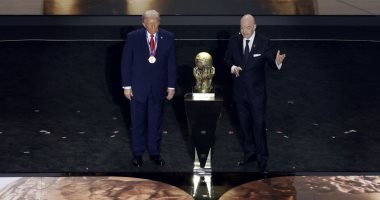 دونالد ترامب يتسلم جائزة الفيفا للسلام من جيوفاني إنفانتينو