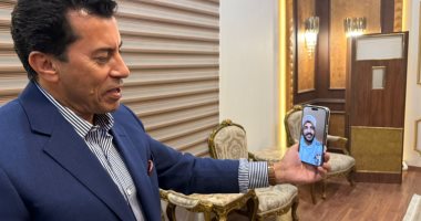 وزير الرياضة يجري مكالمة فيديو مع البطل الاولمبي كيشو لإنهاء أزمته
