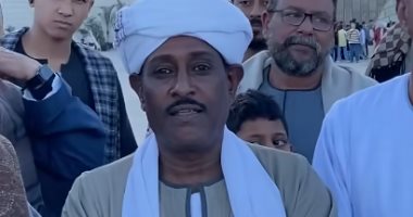 زوار المتحف المصرى الكبير يحتفلون بافتتاحه بالزى الصعيدى والشعر الشعبى.. فيديو