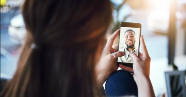 شريك حياتك مسافر.. نصائح هتساعدك على تقوية علاقتكما