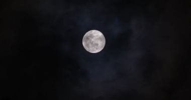 سبحان الله.. عدسة تليفزيون اليوم السابع ترصد القمر العملاق فى سماء القاهرة (فيديو)