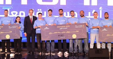 الفرق الفائزة بالمسابقة في صورة تذكارية مع وزير الاتصالات