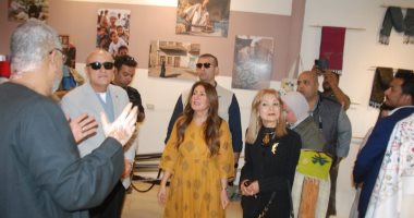 شرح تفاصيل النول اليدوي للأقمشة فى سوق قيسارية إسنا