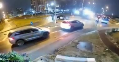 حادث مروع في رومانيا.. سيارة تطير فوق المركبات وإصابة سائقها بجروح.. فيديو