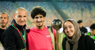 طارق سليمان يحتفل باللقب مع أسرته