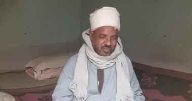 عم رمضان كفيف يبدع فى تصلح الراديو والغسالة 