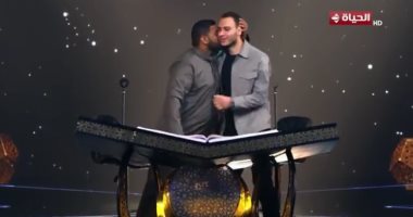 لمسة إنسانية.. متسابق فائز يقبل رأس منافسه المودع لدولة التلاوة