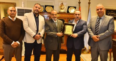 محافظ أسيوط يبحث مع نقيب العلاج الطبيعى إنشاء كلية جديدة وتوسيع المراكز المتخصصة