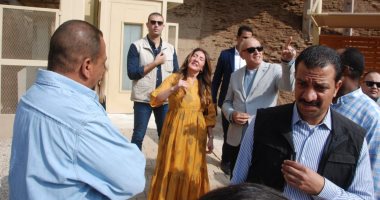 محافظ الأقصر يرافق السفيرة الأمريكية في جولات بمعبد خنوم التاريخى.. صور