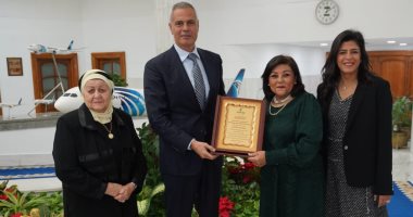رئيس مصر للطيران يكرم  داليا المراغي