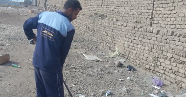 أعمال نظافة بمحيط مسار طريق الكباش وإزالة مخلفات الحشائش بمعابد الكرنك.. صور