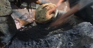 معصرة قوص بقنا عمرها 250 عاما وتنتج 90 نوعا من الزيوت.. صور