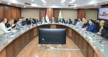 محافظ الجيزة يبحث الفرص الاستثمارية بمركز الواحات البحرية