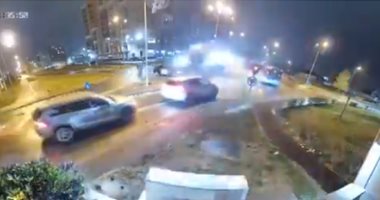 السيارة تطير في الهواء