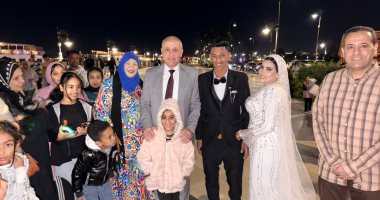 محافظ الأقصر يتفقد كورنيش النيل ويهنئ عروسين على زفافهما أثناء الجولة