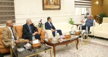 محافظ الوادى الجديد يلتقى وفد البورصة السلعية لبحث إطلاق بورصة التمور