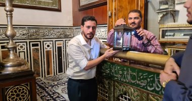 الزميل محمد فتحى عبد الغفار داخل الحجرة النبوية الشريفة بمسجد الحسين