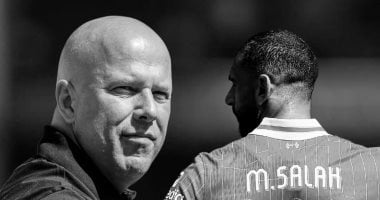 محمد صلاح نجم ليفربول وسلوت المدير الفني للفريق