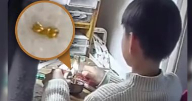 شبكتها ضاعت.. طفل صينى يقطع قلادة والدته الذهبية ويوزعها هدايا على زملائه