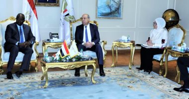 الحفنى يبحث مع وفد مؤسسة التمويل الدولية موقف طرح مطار الغردقة للقطاع الخاص