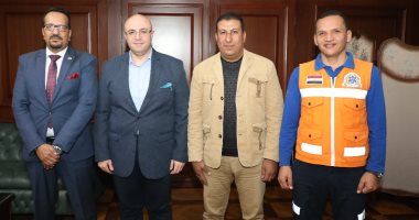 محافظ بنى سويف يكرم مشرف غرفة عمليات الإسعاف لإنقاذه عاملا تعرض لتوقف تنفس