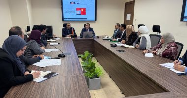  الدكتور عبد العزيز الشريف وكيل أول الوزارة رئيس التمثيل التجاري وجانب من الاجتماع