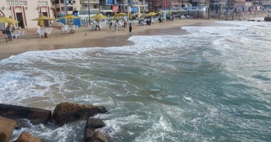 بدء نوة قاسم وارتفاع الأمواج بالإسكندرية وأمطار رعدية متوقعة.. صور وفيديو